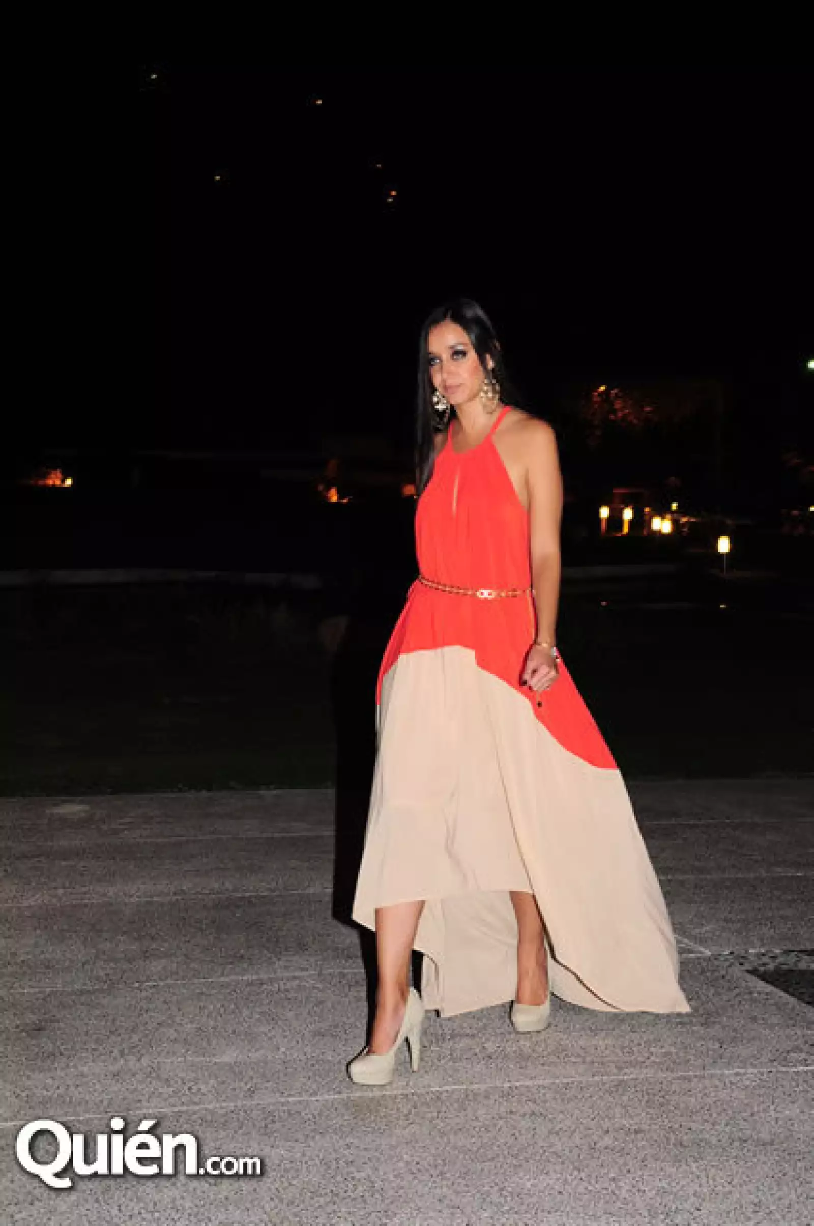 Otra tapatía que lució perfecta en una boda fue Marcela Cabrera al portar un asimétrico en colores vivos, que le dan al look naturalidad y frescura.