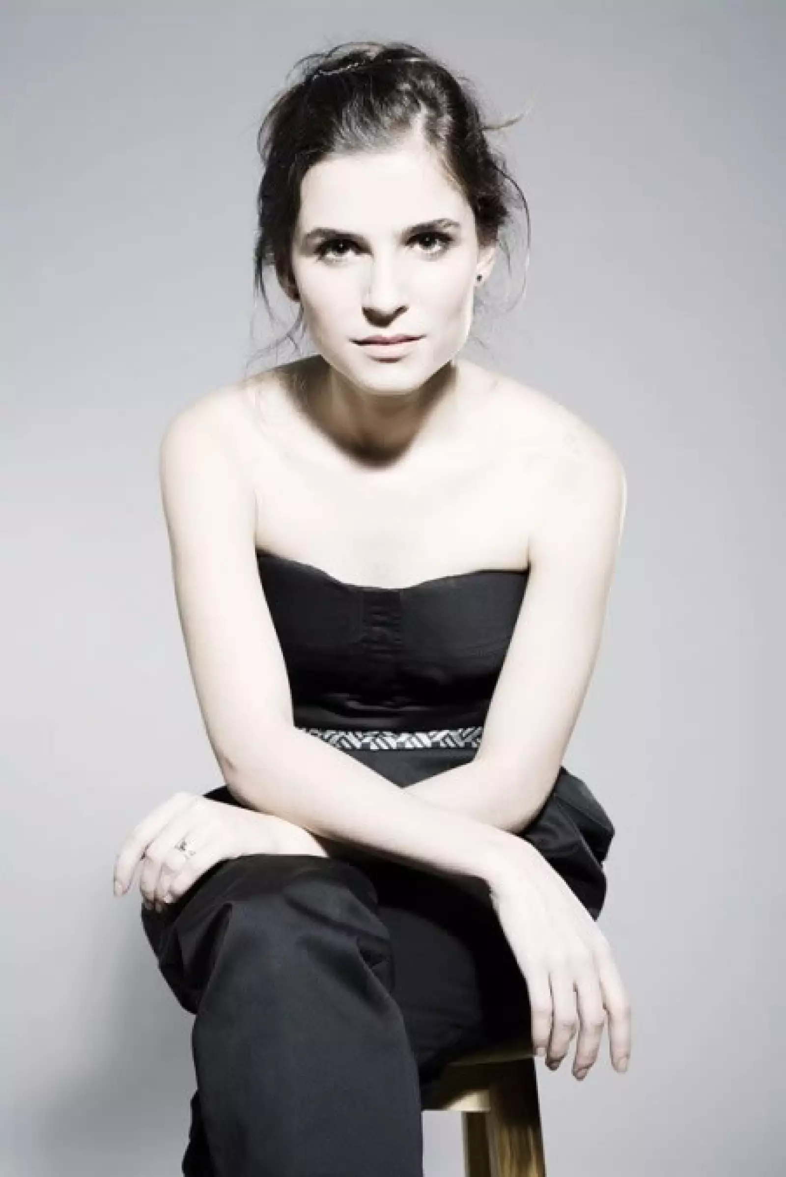 Alexia Ulibarri es una diseñadora mexicana con estudios en las escuelas más respetadas de moda como London College of Fashion, la Marangoni y Central Saint Martins.