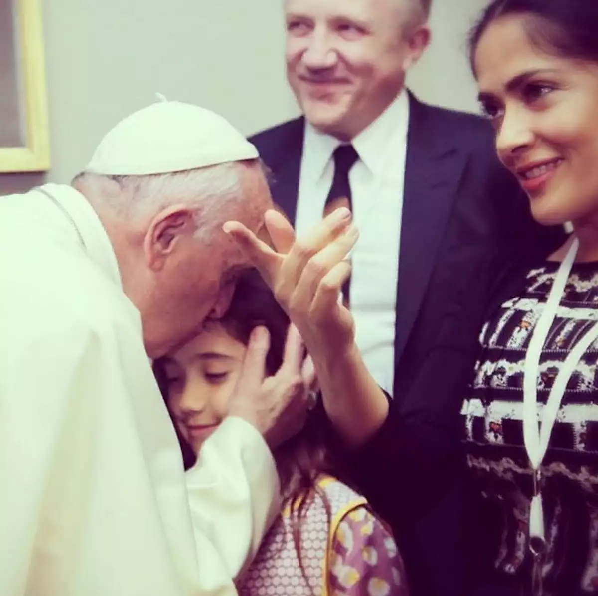 La hija de la actriz y el empresario François-Henri Pinault fue bendecida por el pontífice en el Vaticano.