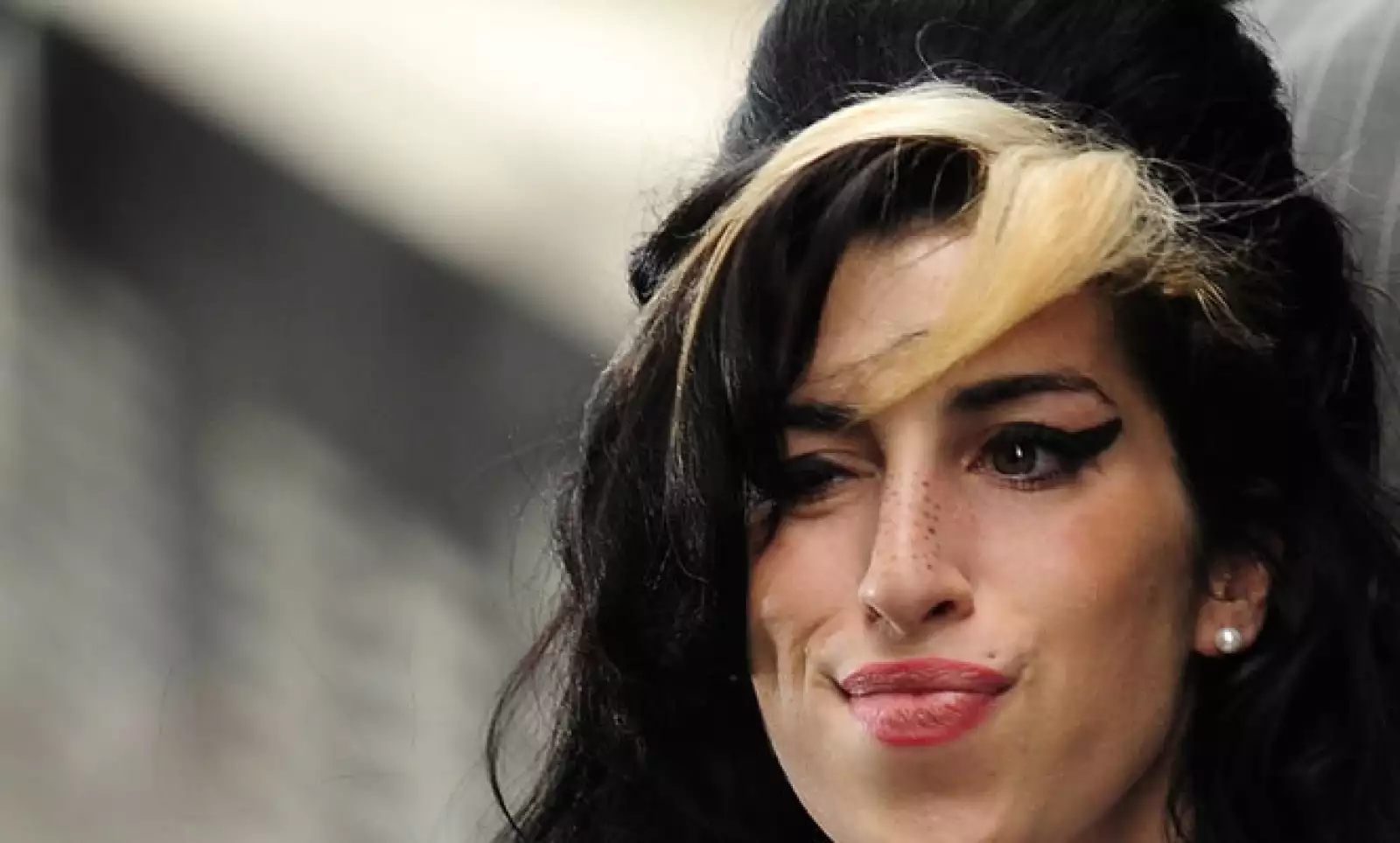 Los amigos y la familia de Winehouse habían advertido que el estilo de vida de la cantante, que entró y salió de rehabilitación y afectó su carrera artística, podrían llevarla al abismo.