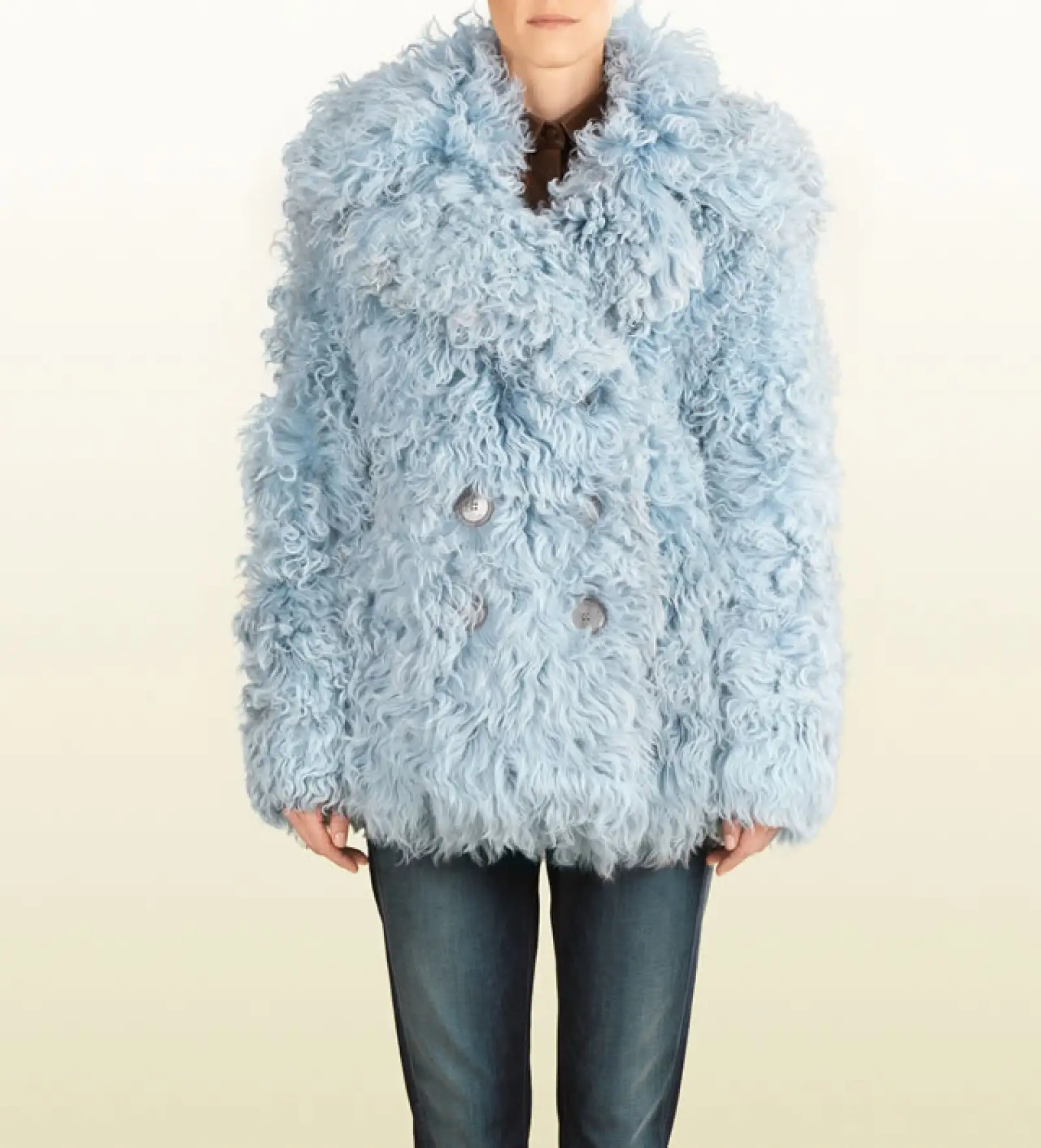 Gucci interpreta esta tendencia con un abrigo overs¡zed color pastel.