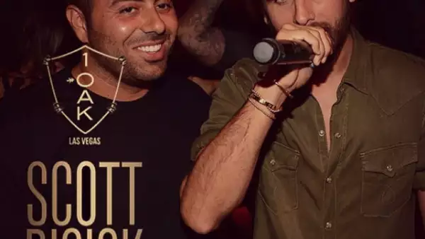 Tras las publicación de las polémicas fotos con su ex novia, Scott subió una foto a Instagram en la que invitaba a sus seguidores a ir de fiesta con él a Las Vegas a un club nocturno.