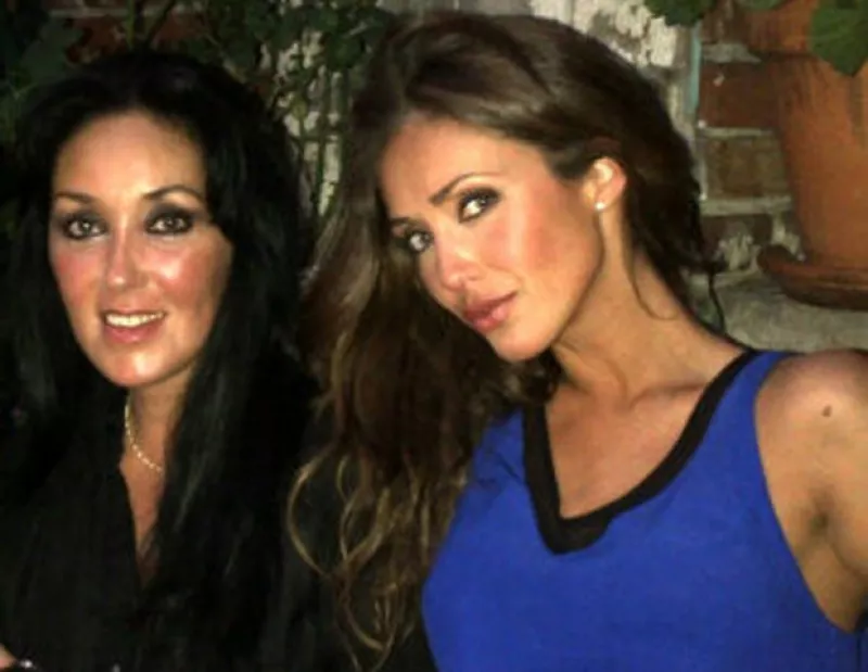 La cantante y actriz subió a su cuenta de Twitter una fotografía en la que aparece junto a su mamá, a quien envió sus mejores deseos.