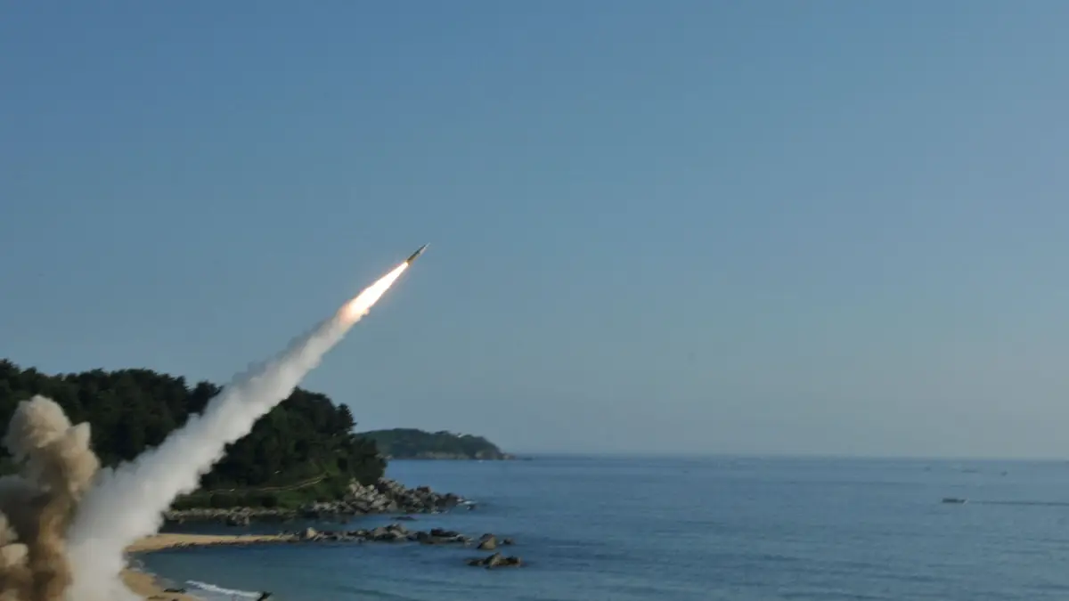 Las tropas de Estados Unidos y Corea del Sur que utilizan el Sistema de Misiles Tácticos del Ejército (ATACMS) y el Misil Hyunmoo II de Corea del Sur, disparan misiles a las aguas del Mar Este, fuera de Corea del Sur, 5 de julio de 2017.