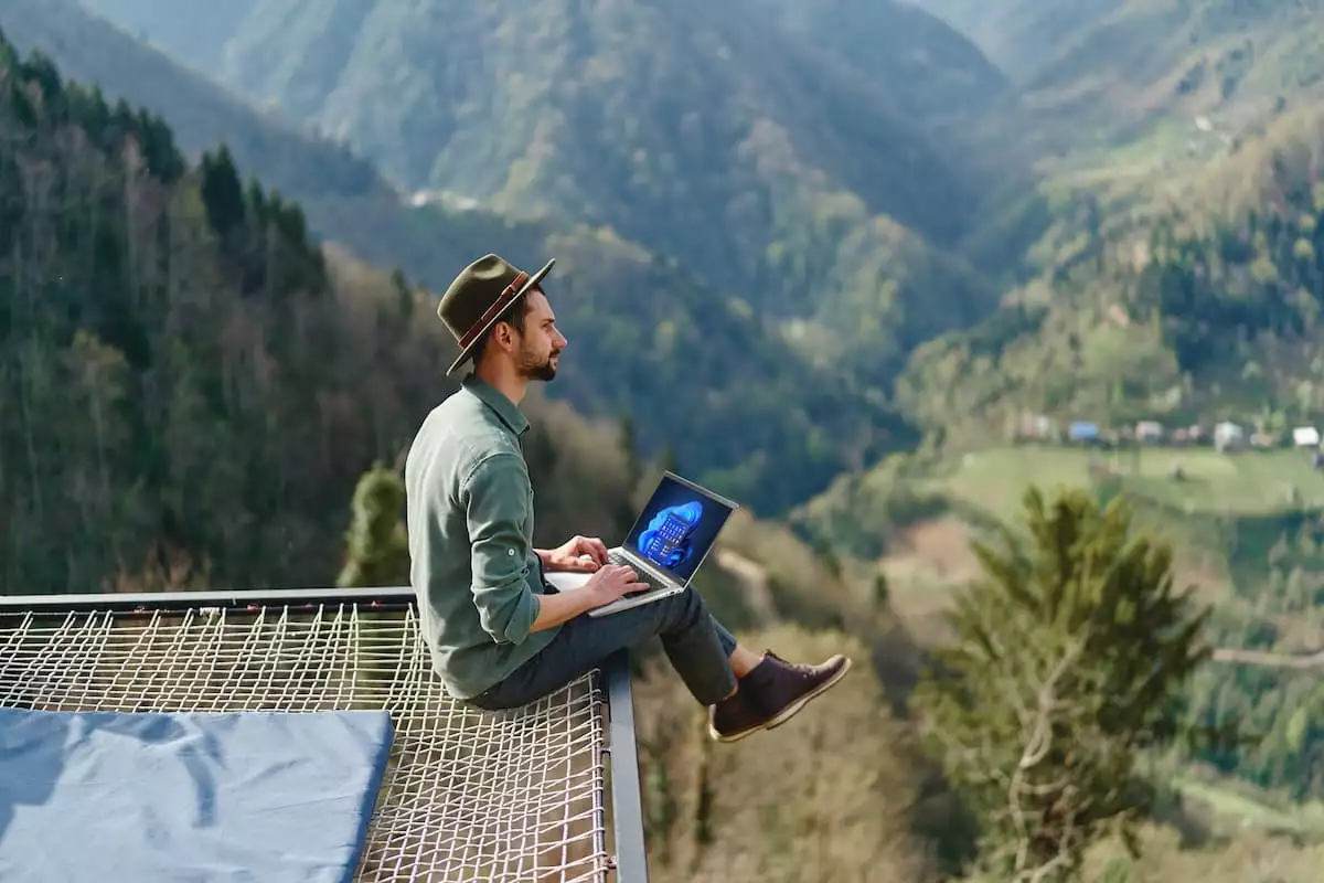 Hombre trabajando con una laptop