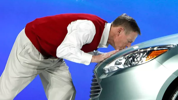 Alan Mulally, CEO de Ford, besa el cofre del modelo Ford Focus Electric, presentado durante el Consumer Electronics Show (CES) en Las Vegas, donde diversas empresas mostraron sus apuestas tecnológicas para 2011.