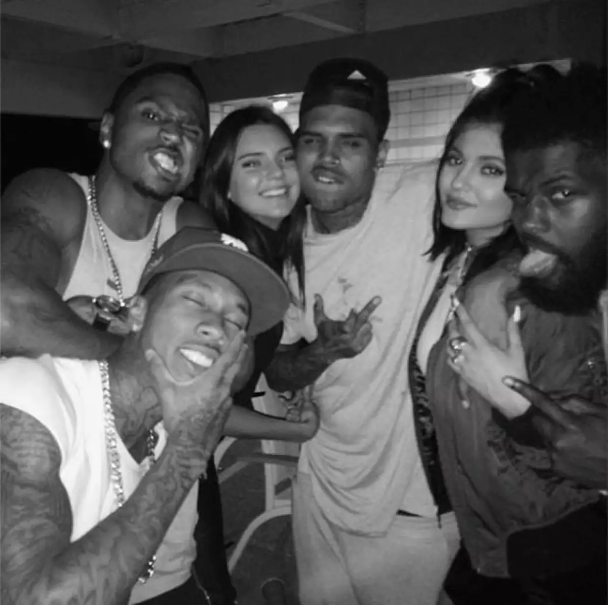 Las populares hermanas asistieron a una fiesta en compañía de Chris Brown.