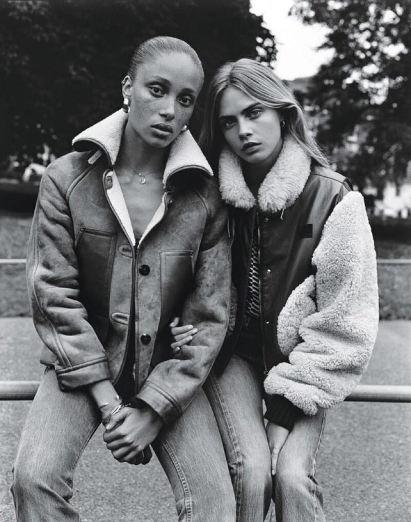 La foto de Cara Delevingne dándole un beso a la modelo Adwoa Aboah, ha causado una serie de comentarios y controversias en las redes sociales.