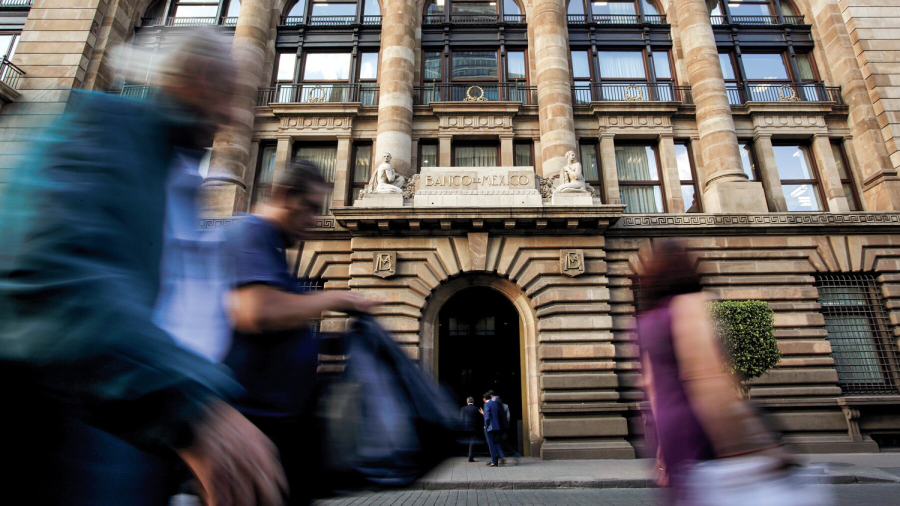 Banxico se adelanta y reduce su tasa de interés a 6.50%