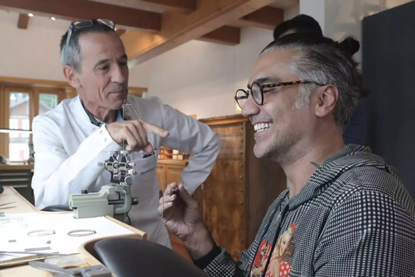 Se divirtió con los chistes de su anfitrión quien presumió de gran carisma para dar sus explicaciones.