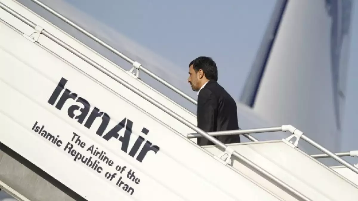el presidente de iran aborda el avion que trae a america