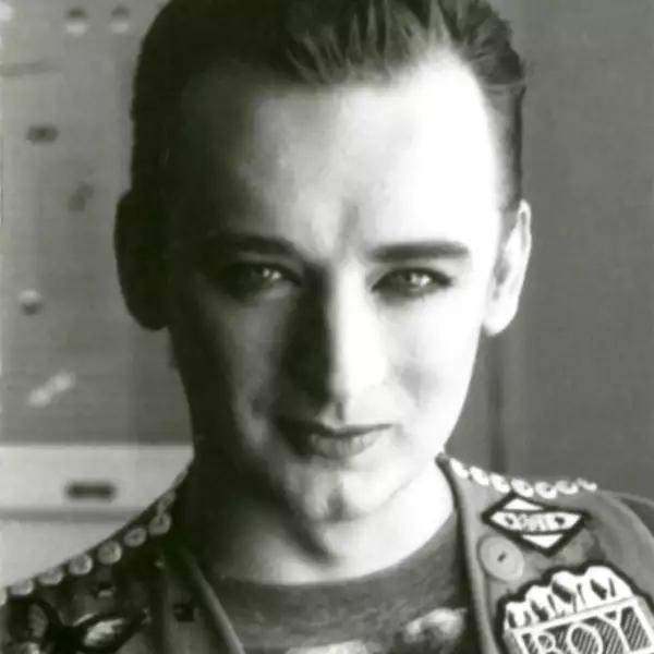 Desde sus tiempos en Culture Club, Boy George ya ponía de moda la sombra para ojos y lipstick en los labios sobre el escenario.