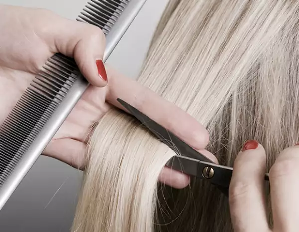 Trata de cortarte el pelo cada tres o cuatro meses para evitar que tengas las puntas abiertas y que el pelo crezca más saludable.