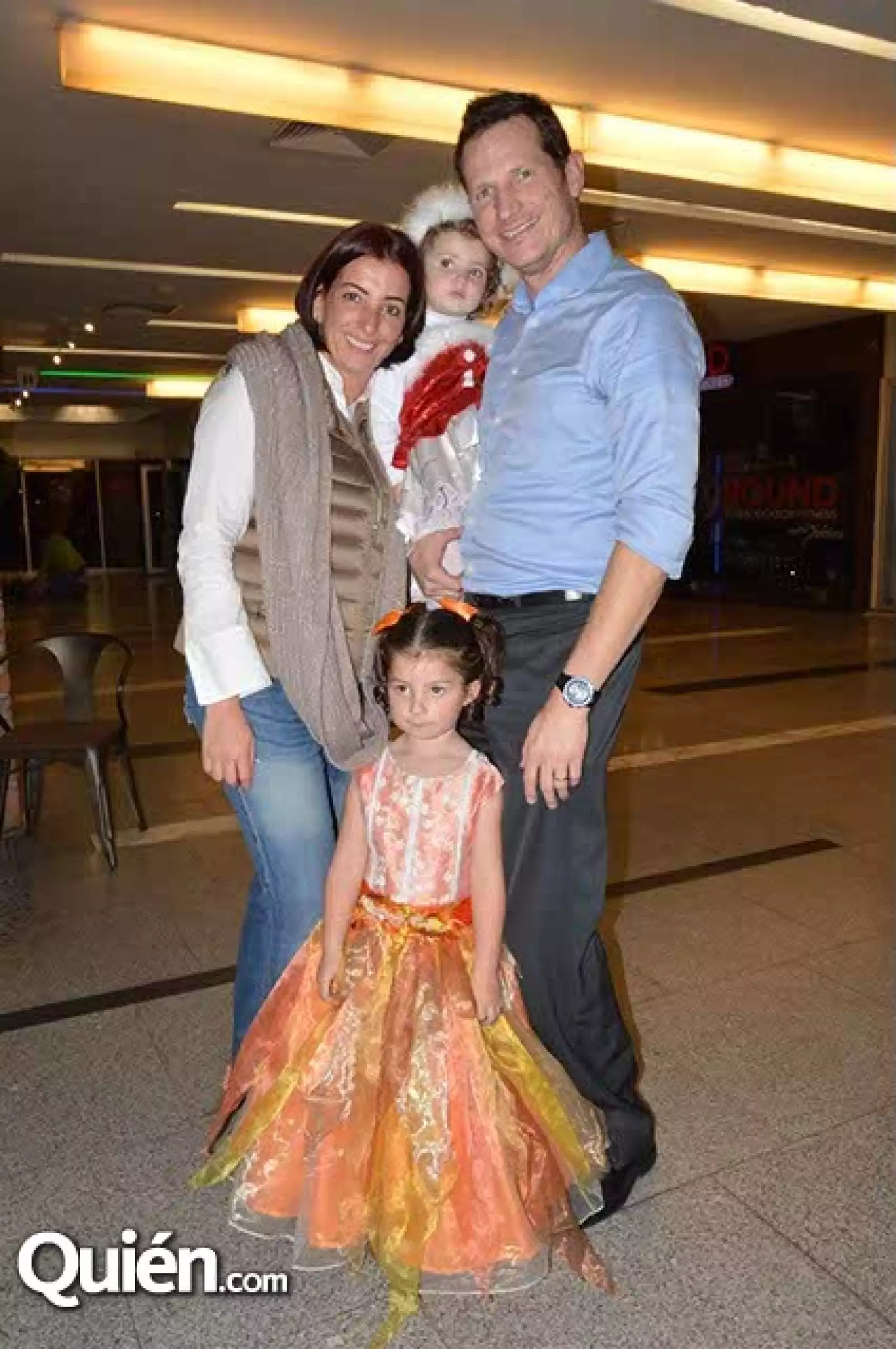 Mia y Rene Haddad con Roland y Emma Karing Haddad.
