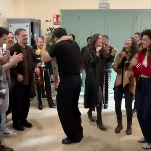 Belinda lleva tacos y mariachi al set de la serie 'Carlota' en España y se arma la fiesta mexicana