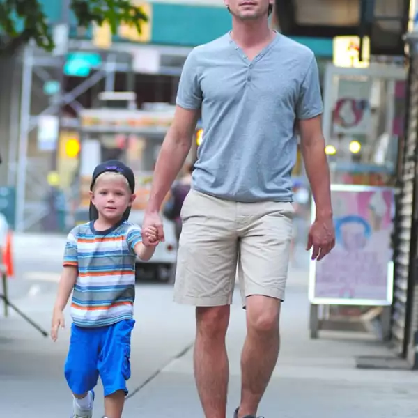 Matt Bomer luce atractivo en su faceta como papá. Aquí con su hijo Kit durante un paseo por Soho, Nueva York.