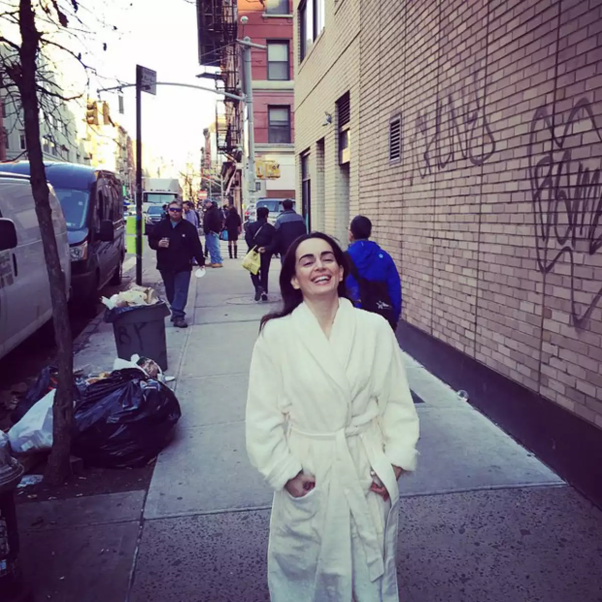 Así se paseó la actriz de 37 años por las calles de Nueva York el día de ayer durante las grabaciones de la serie ‘The Blacklist’ sin importarle el “qué dirán”.