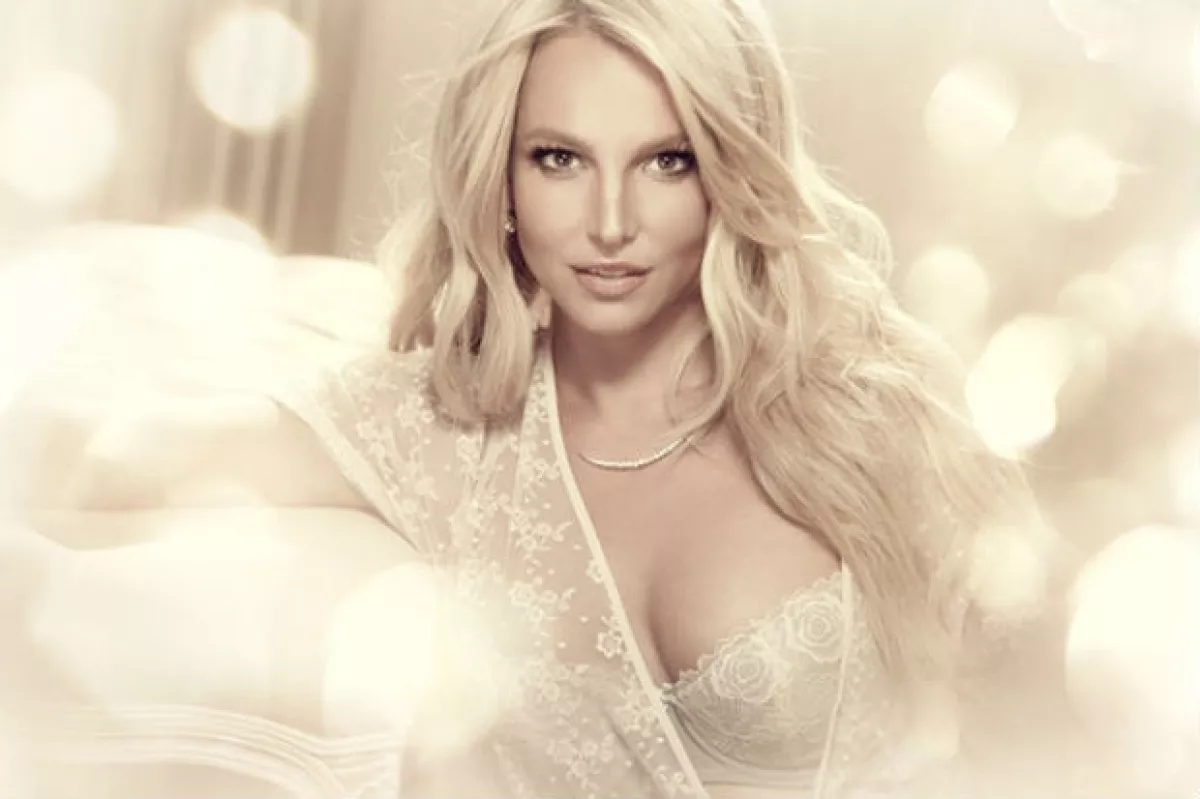 En la foto es evidente el exceso de retoque digital en el rostro de Britney.