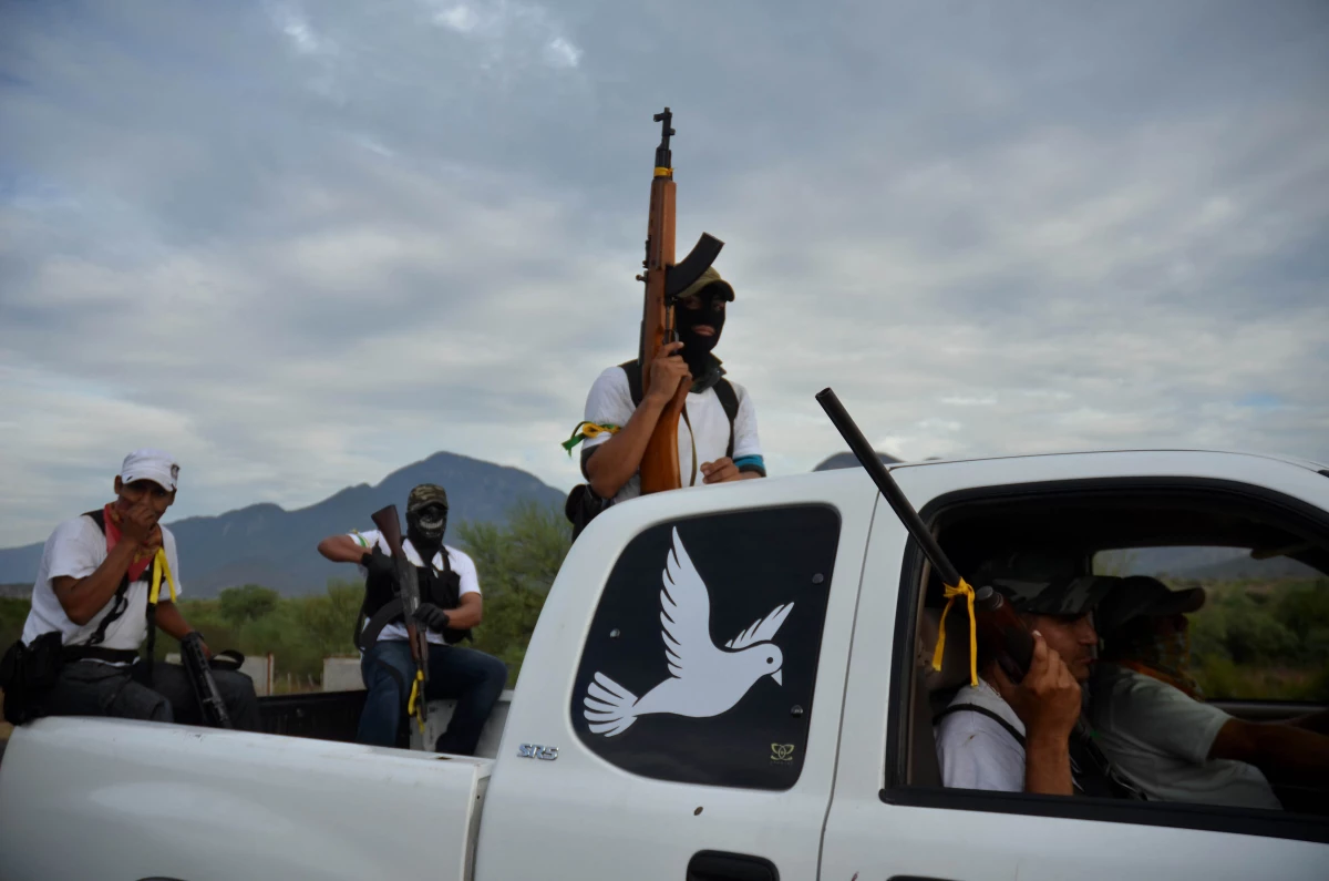 La imagen que fue presentada como prueba fue tomada por Alan Ortega el 29 de diciembre de 2013 y publicada por la Agencia Cuartoscuro. Corresponde a un recorrido de autodefensas en Churumuco de Morelos.