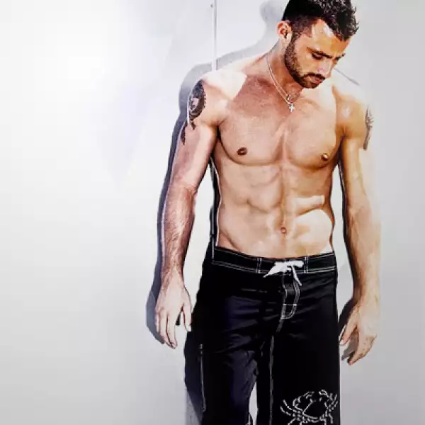 Un short a la cadera, pero con bordados en seda, le da un toque distinto a este bañador.