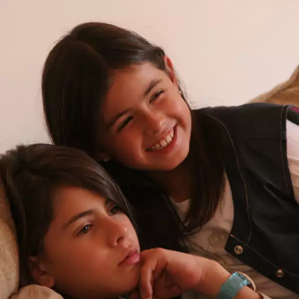 Con su hermana Paulina en 2007.