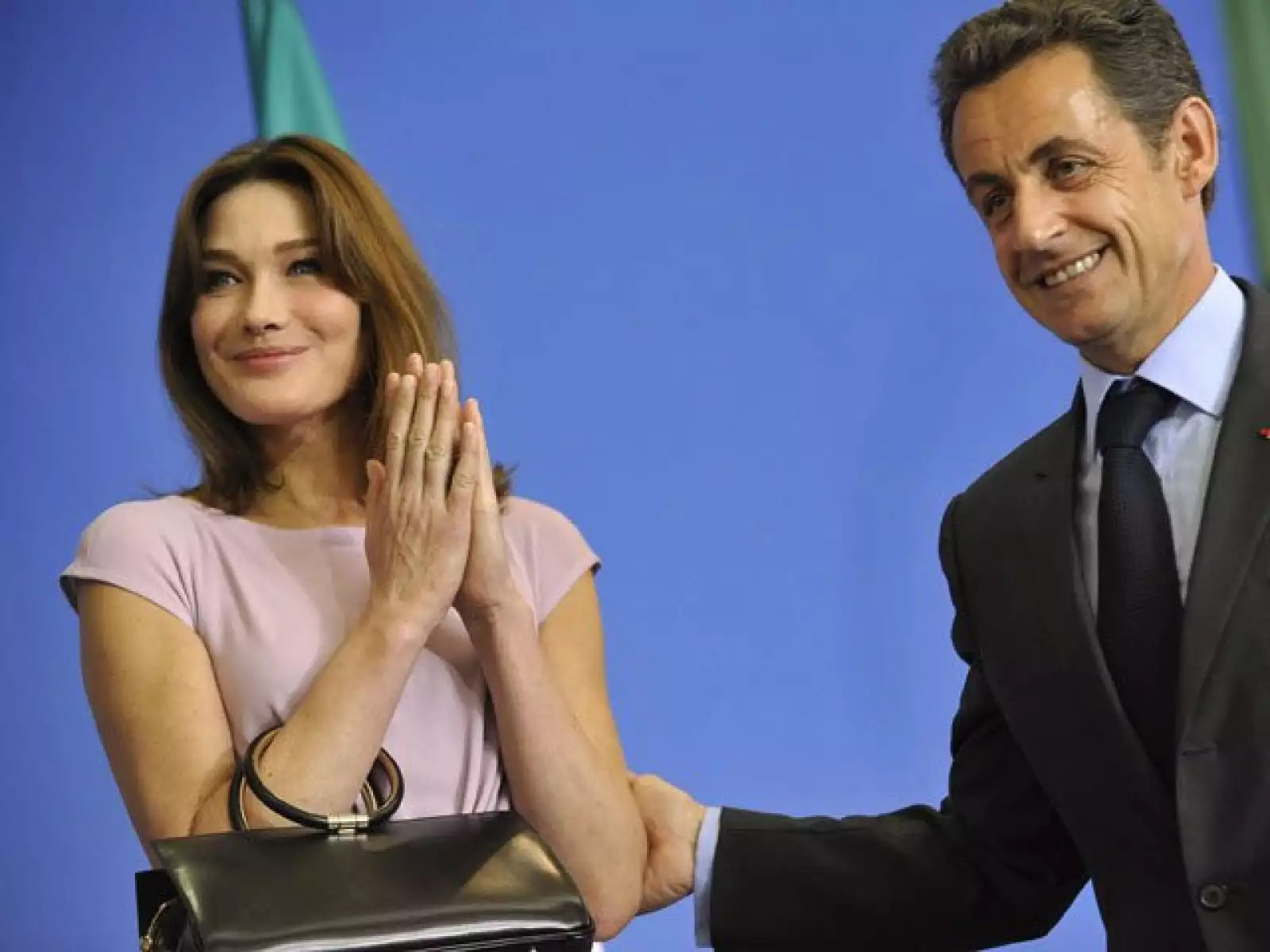 Pero pronto se le quitó, pues aplaudía y sonreía durante su visita a dicha institución.