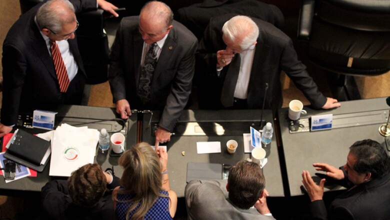 El Senado busca que el Fondo que administre los recursos de la renta petrolera entregue a la Secretaría de Hacienda cada año el equivalente al 4.7% del PIB, según uno de los puntos del acuerdo del dictamen al que llegaron el PRI y el PAN.