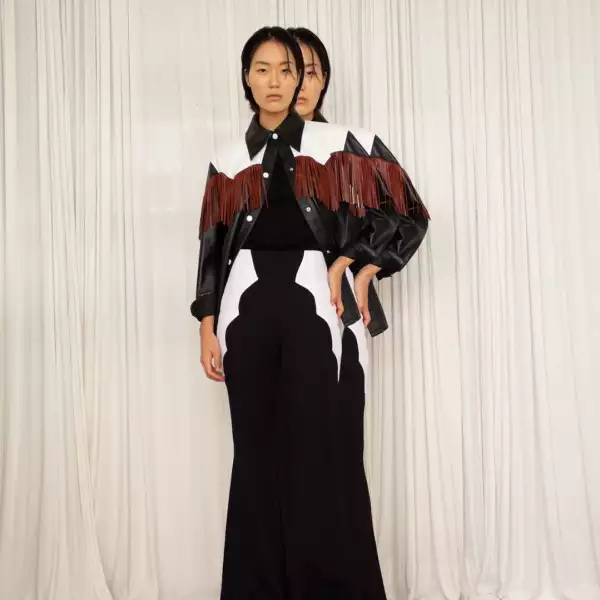 Modelo con falda y camisa de Montserrat Messeguer.