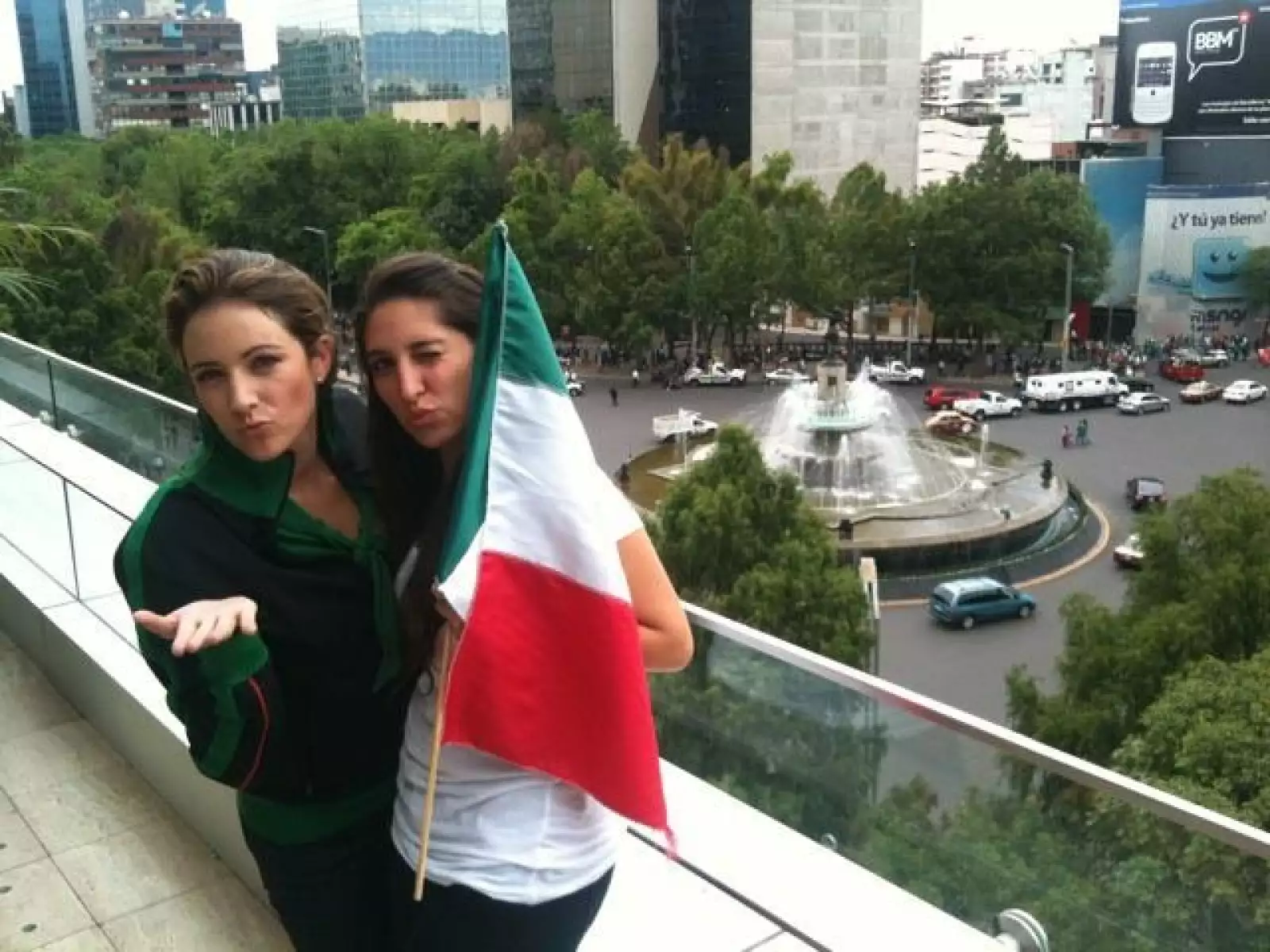 Alondra de la Parra y amiga celebran en la Diana.