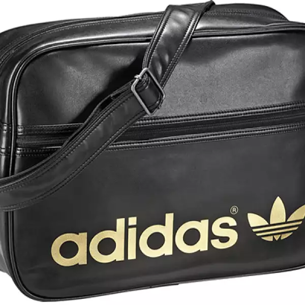 La Airline Bag negra con el logotipo en dorado cuenta con correas ajustables. Ideal para llevar al gimnasio.