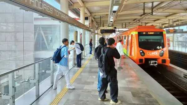 Usuarios esperan el Metro de la Línea 12 en la estación San Andrés Tomatlán