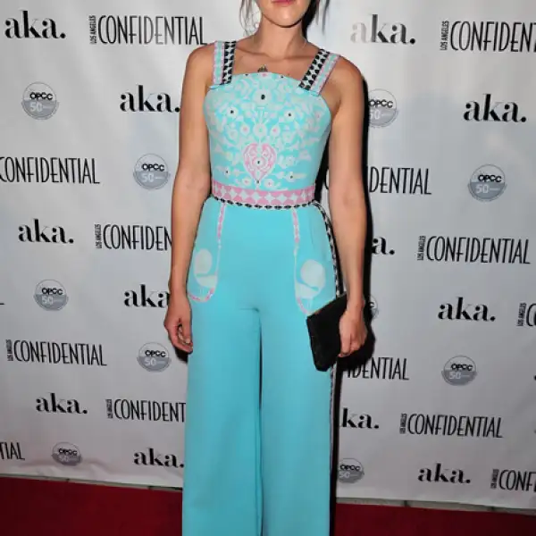 La actriz lleva un total look de Ulyana Sergeenko de la colección Couture de primavera 2015. En cuanto al pelo optó por un messy bun y complementó con un clutch negro.