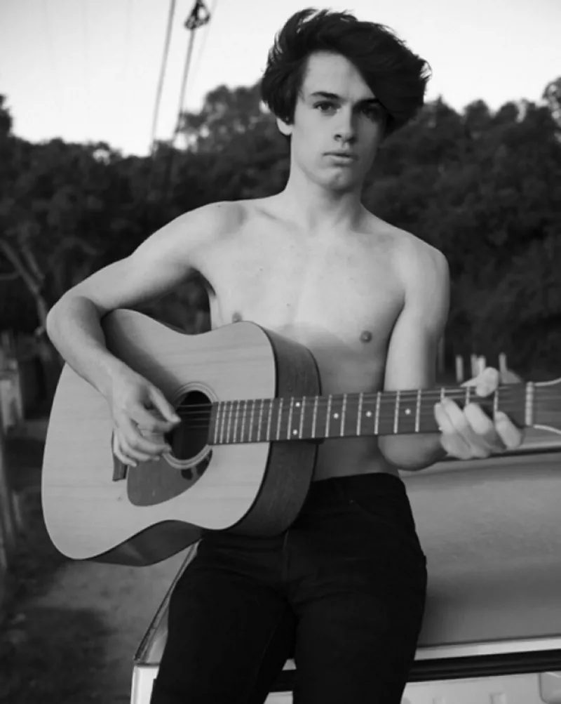 El dicho “De tal padre, tal hijo” jamás había sido tan cierto como ahora. Dylan, hijo de Pamela y Tommy Lee, está causando sensación como "La nueva cara" de Yves Saint Laurent, a sus 18 años.