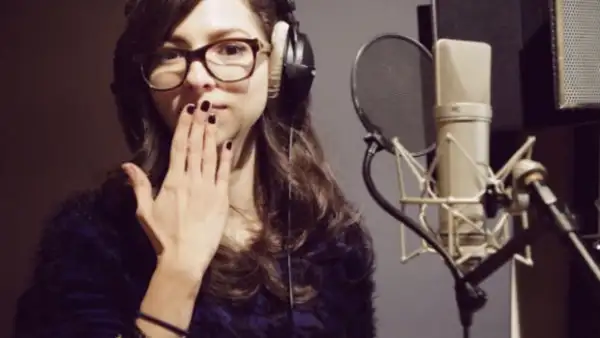 De su propia inspiración, la cantante compuso dos temas inspirados en una de sus épocas favoritas del año, una de ellas es un regalo especial para todos sus fans.
