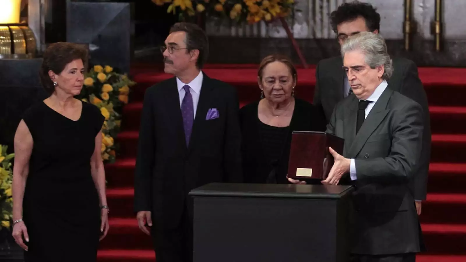 En medio de aplausos fueron recibidas las cenizas del escritor Gabriel García Márquez a su llegada al Palacio de Bellas Artes