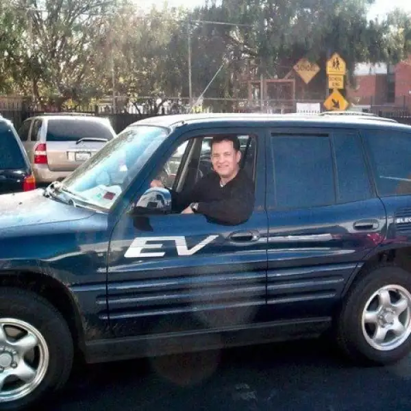 Tom Hanks fue de los primeros en obtener un vehículo de propulsión eléctrica y por ello se siente muy orgulloso cuando maneja su Toyota RAV4.