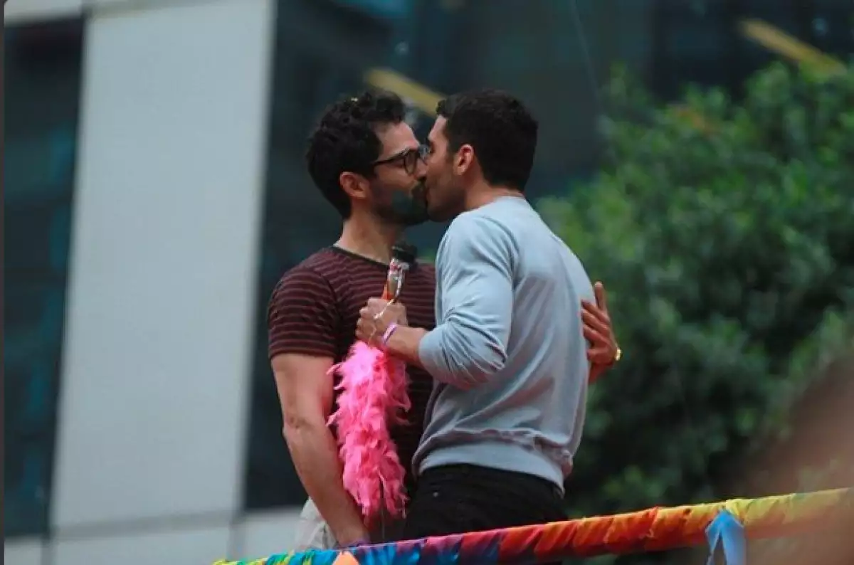 El actor insiste en que su compañero en la serie &#39Sense 8&#39, Miguel Ángel Silvestre, y él son solo "colegas" a pesar de las escenas subidas de tono que protagonizan juntos