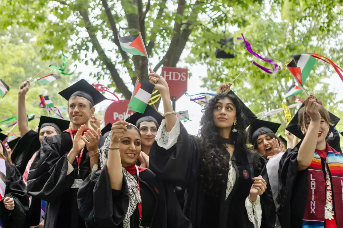 Los graduados de la Harvard Divinity School celebran durante su ceremonia de graduación el 29 de mayo de 2025 en Cambridge, Massachusetts.