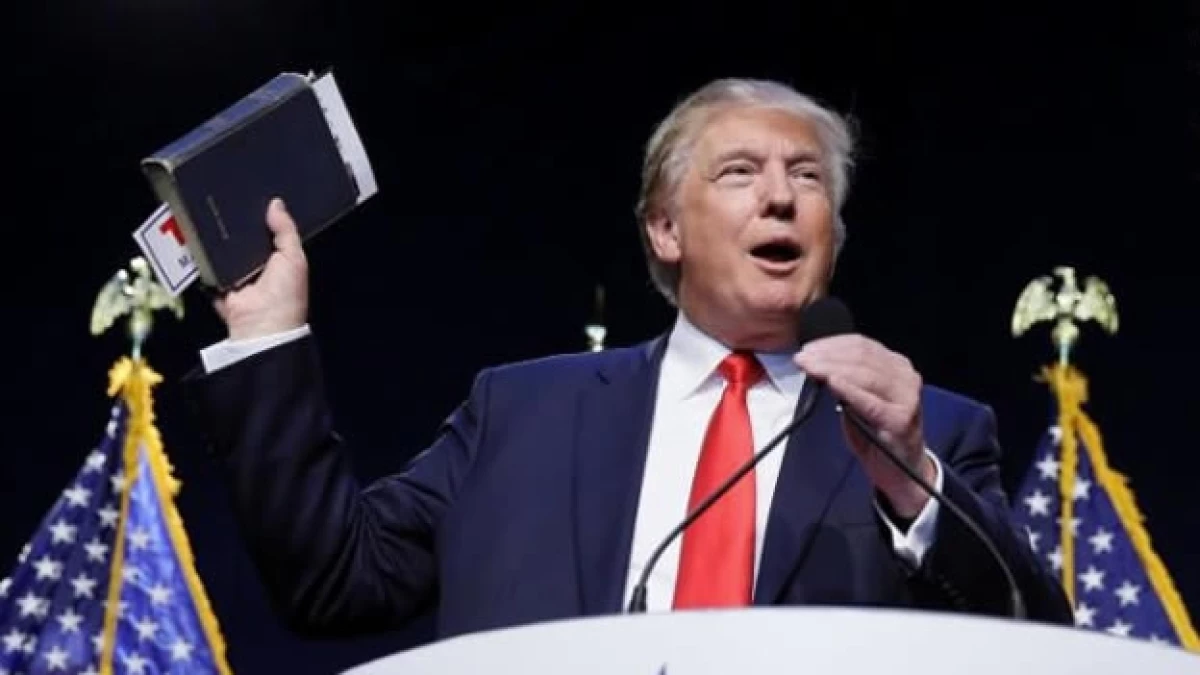 El aspirante a la Casa Blanca habló ante una multitud con la Biblia en mano