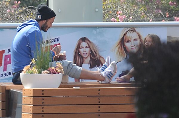 David por momentos jugaba con Harper, quien ansiosa quería probar el postre.