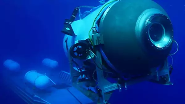 Submarino perdido últimas noticias: Esta imagen sin fecha, cortesía de OceanGate Expeditions, muestra su sumergible Titan lanzando desde una plataforma. Los equipos de rescate ampliaron su búsqueda bajo el agua el 20 de junio de 2023, mientras corrían contra el tiempo para encontrar un sumergible turístico de buceo profundo Titan que desapareció cerca del naufragio del Titanic con cinco personas a bordo y oxígeno limitado.