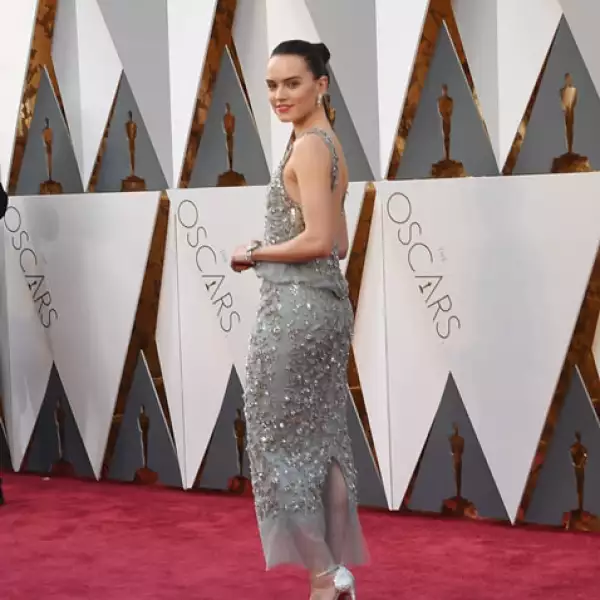 Daisy Ridley en vestido Chanel y joyería de la firma.