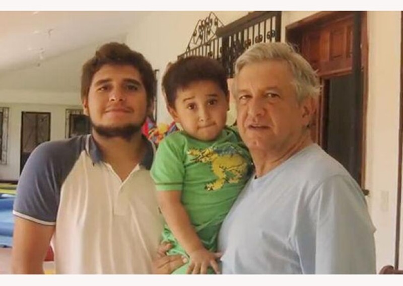 Andrés Manuel López Obrador es un político que disfruta el consejo de sus tres hijos mayores y la compañía del pequeño.