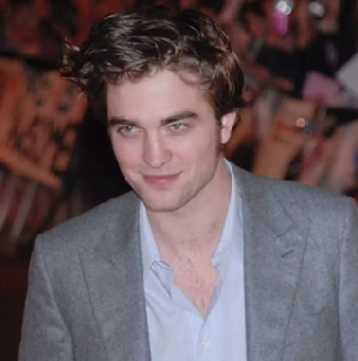 Al parecer el actor de la saga Crepúsculo anda contando en el set donde graba su nueva película &#39Water for Elephants” que no está involucrado románticamente con nadie.