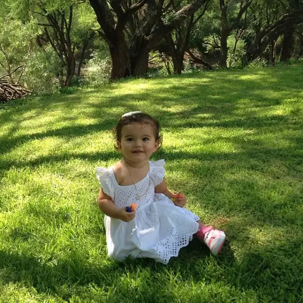 Para la ceremonia Erin llevó un vestido blanco con un par de zapatitos dorados que después `intercambió´ por unos cómodos Converse rosas.