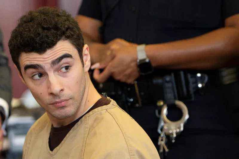 Luigi Mangione, el sospechoso del asesinato del CEO de UnitedHealthcare, Brian Thompson, comparece ante la Corte Suprema de Manhattan en la ciudad de Nueva York, EE. UU., el 16 de septiembre de 2025