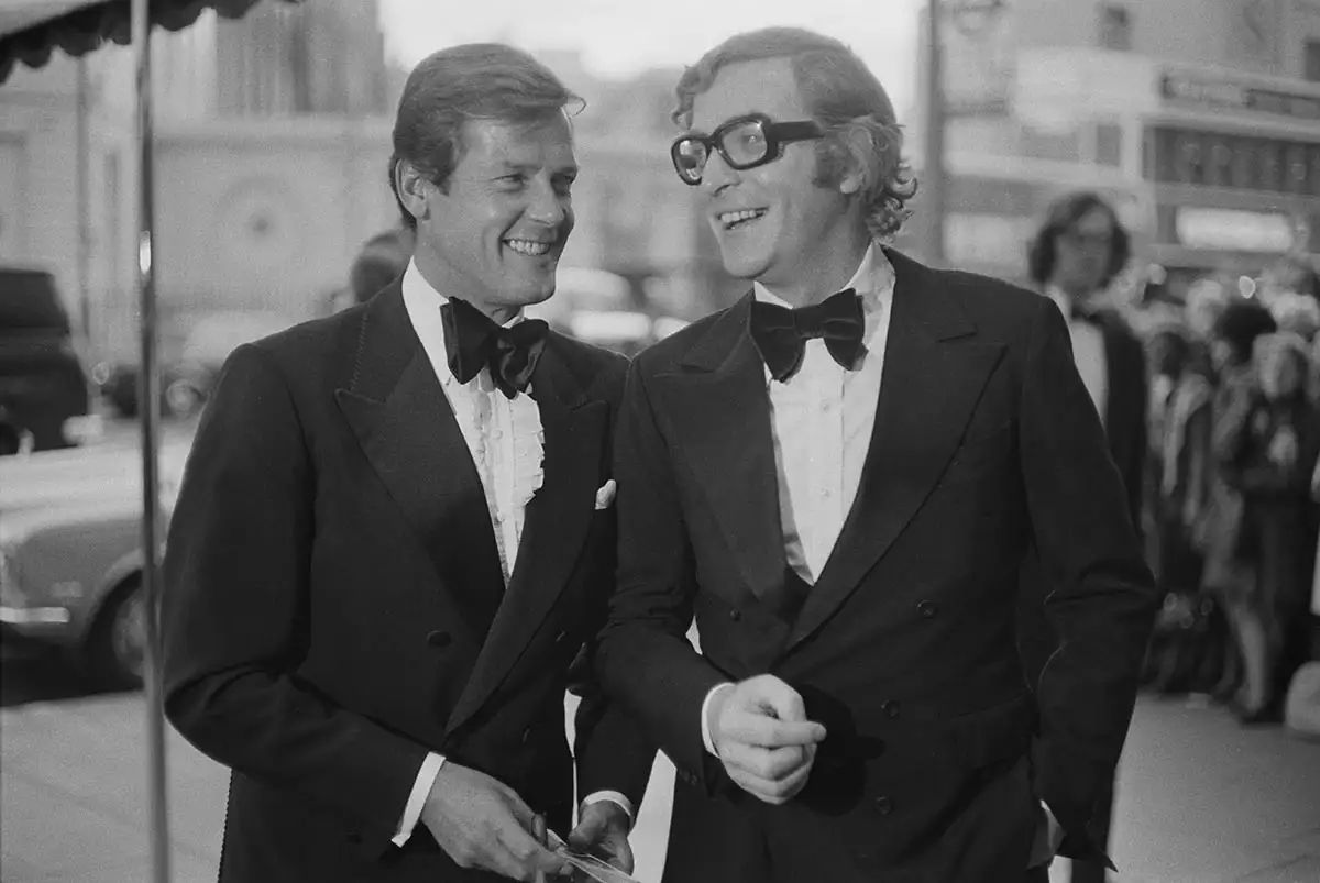 Roger Moore y Michael Caine en 1973