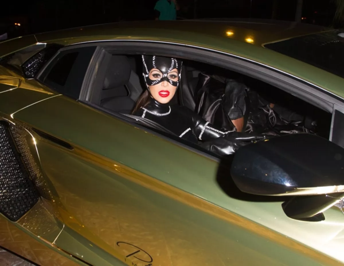 La pareja llegó en un lujoso auto.