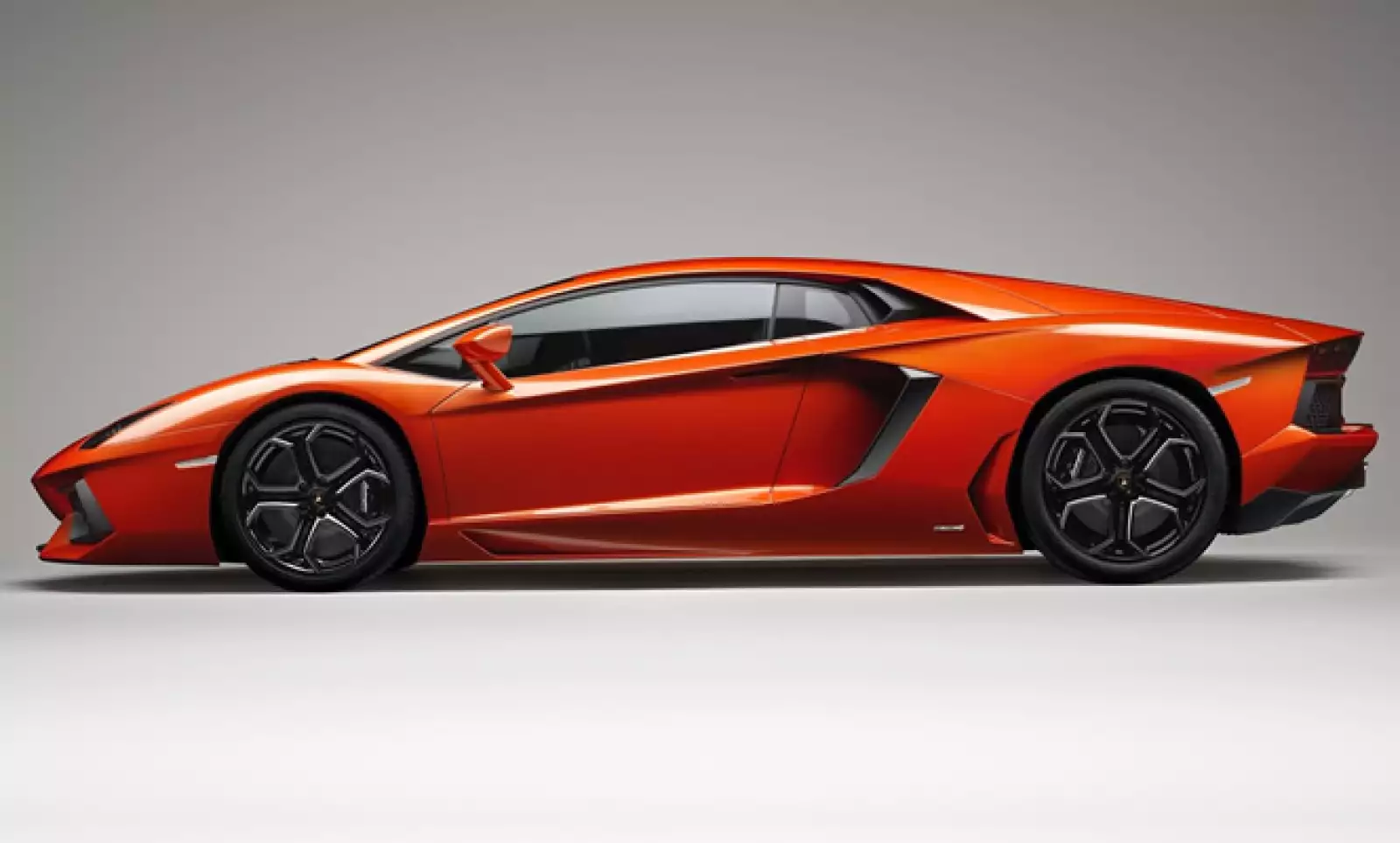 La automotriz italiana presentó su nuevo modelo Aventador LP700-4, el siguiente paso dentro de su serie de súper autos.