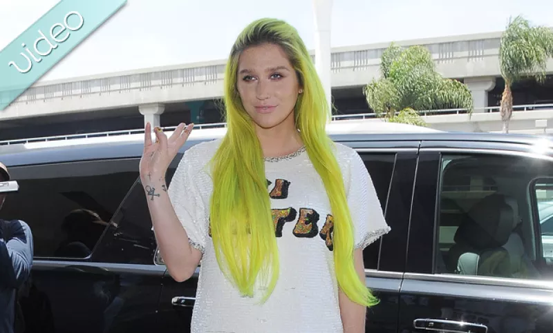 En poco más de un minuto te ponemos al tanto sobre todo lo que tienes que saber respecto a los abusos, la demanda, y el apoyo que envuelve a Kesha.